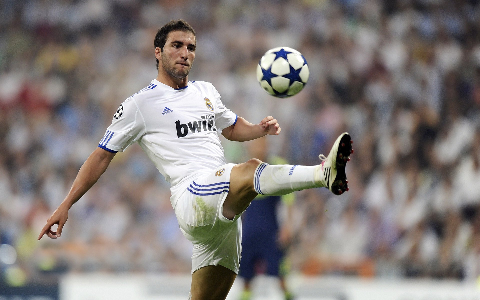 “巴黎4–0横扫皇马，姆巴佩助攻帽子戏法”