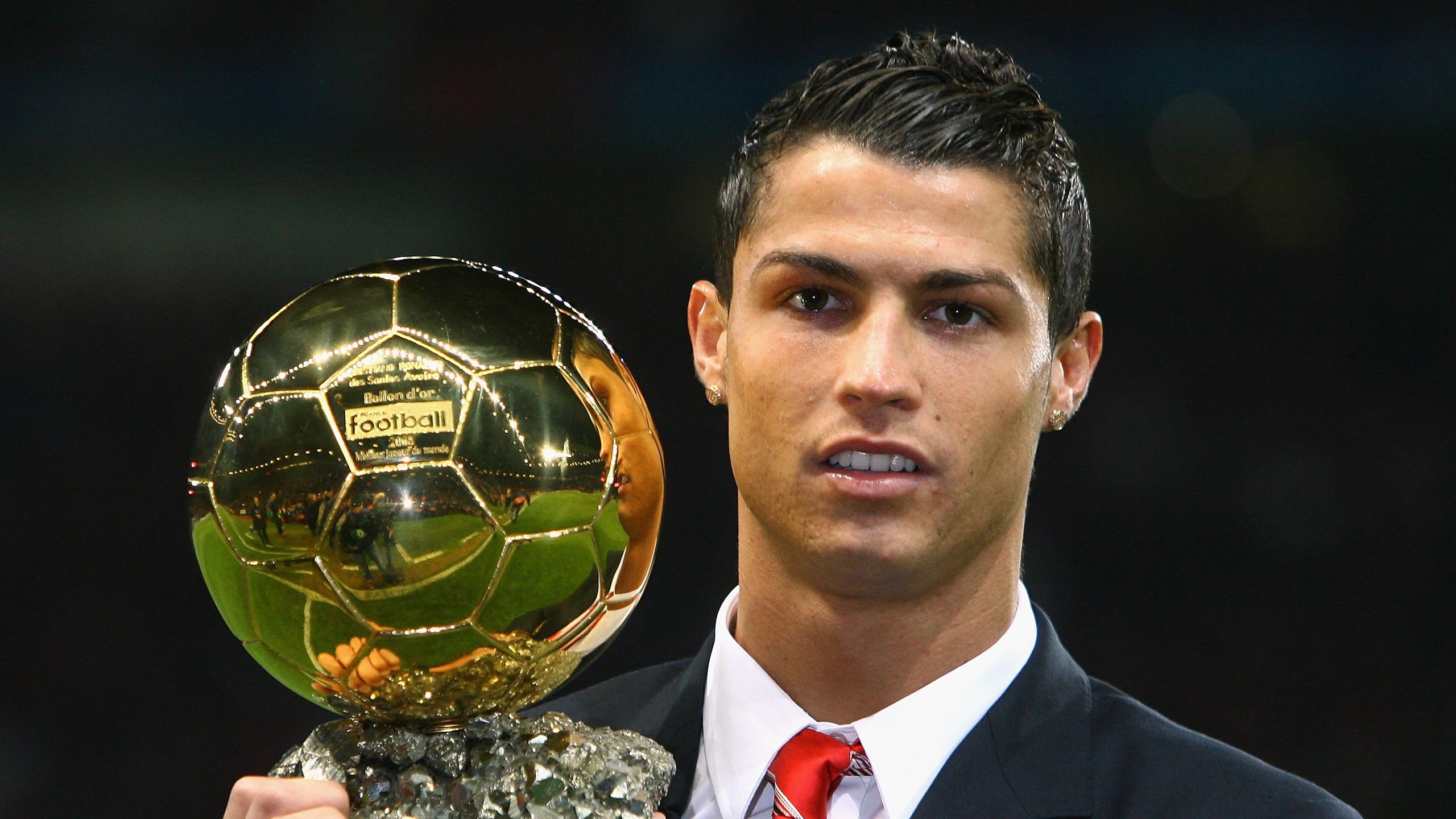 “腰旗美式橄榄球:东部新区赛场点燃运动员挑战极限的热情”